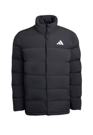 Černá prošívaná bunda s vysokým límcem, s prošívanými panely, předním zipem a bílým logem Adidas na levé straně hrudi.