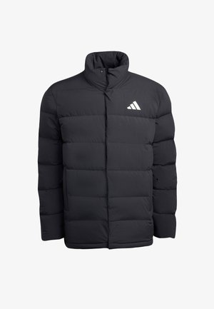 Giacca imbottita nera con colletto alto, presenta pannelli trapuntati, una cerniera frontale e un logo bianco Adidas sul petto sinistro.