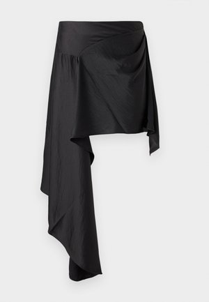 Gonna avvolgente nera realizzata in tessuto liscio e leggero. Presenta un orlo asimmetrico e dettagli arricciati in vita per una silhouette fluida.