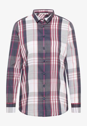 Camisa de botones de cuadros en azul marino oscuro, blanco y burdeos, con mangas largas, cuello y detalles de botones contrastantes. Tejido ligero.