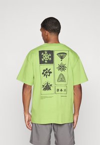 Peak Performance GRAPHIC TEE - T-shirt estampada - stand out green