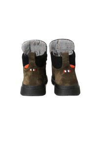 Stivaletti alla caviglia in suede marrone con colli in maglia nera, dotati di una fodera decorata, accentuazioni arancioni e rosse, e suole in gomma nera.