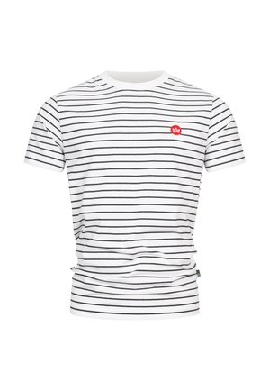 Tricou cu sleeves scurte din bumbac alb, cu dungi orizontale negre și un mic logo brodat roșu pe piept. Textură netedă.