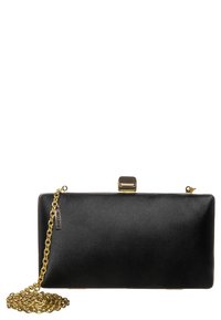 Svart satängclutch med en guldkedjestrap, rektangulär form, snaps stängning och slät yta. Har en liten rektangulär toppdekoration.