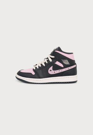 Pantof sport high-top negru și roz, cu șireturi albe, talpă albă și stele și luni decorative pe logo-ul lateral Swoosh.