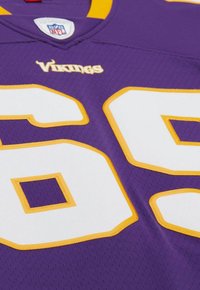 Lila NFL-Trikot mit der weißen und goldenen Nummer 65, dem Text "Vikings" unter dem Kragen und dem NFL-Logo über dem Kragen auf einem Netzgewebe.