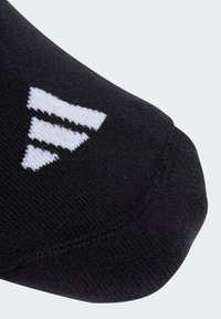 Čierna atletická ponožka s textúrovaným povrchom, s tromi bielymi diagonálnymi pruhmi blízko špičky pre branding.