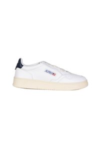 Sneaker in pelle bianca con suola in gomma crema, accentuazione blu sul tallone e logo blu. Presenta una punta perforata e chiusura tradizionale con lacci.
