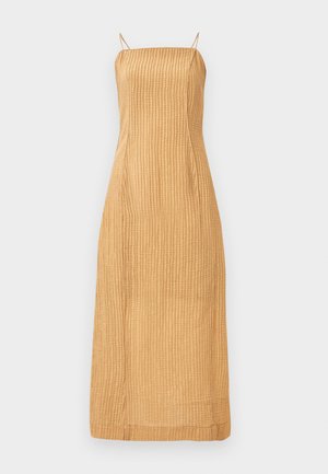Ärmelkleid i beige med tynde stropper og et struktureret, krøllet stof, der har en lige halsudskæring og lodrette sømdetaljer.