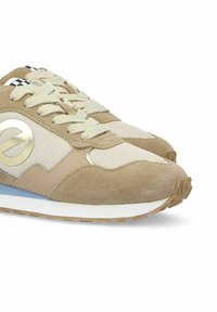 Beige Sport Schuhe aus Wildleder und Mesh-Materialien, mit strukturierten Akzenten, einem auffälligen Logo und einer hellblauen Zwischensohle sowie gemusterten Schnürsenkeln.
