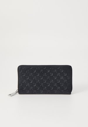 Schwarze Lederbörse mit geprägtem kreisförmigem Muster, Reißverschluss und silberfarbener Hardware. Glatte Textur, rechteckige Form, kompaktes Design.