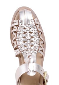 Sandale pour femme en cuir métallisé avec dessus tressé, bout ouvert et bride de cheville ajustable avec boucle dorée.