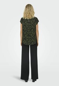 ONLY ONLVIC AOP  - T-shirt print - rifle green