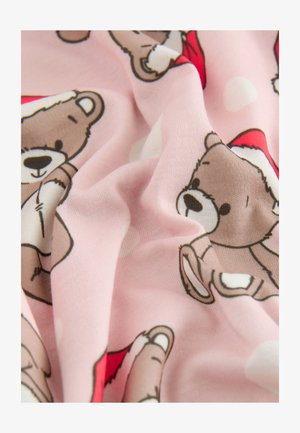 Světle růžová látka s opakujícím se vzorem medvídků v červených čepicích, s jemnou texturou a bílými puntíky, vytvářející hravý design.