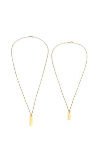 Halskette in Goldtönen mit feiner Kette und rechteckigem Anhänger mit einem Durchbruchsdesign an der Unterseite. Zwei Halsketten in unterschiedlichen Längen.