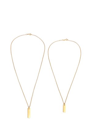 Guldtonet halskæde med en fin kæde og en rektangulær vedhæng med et udskåret design i bunden. To halskæder i forskellige længder.