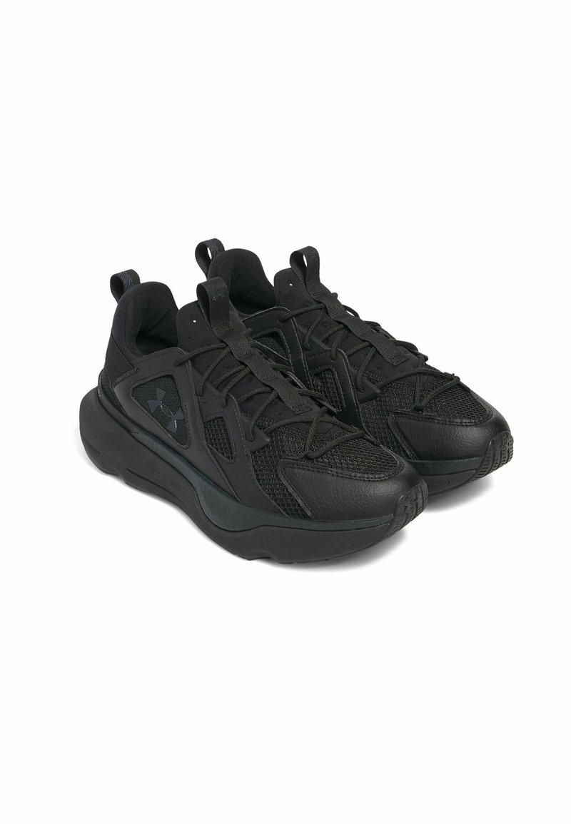 Czarne buty sportowe z siateczkową cholewką i syntetycznymi skórzanymi akcentami, charakteryzujące się grubą podeszwą i teksturowanym bieżnikiem zapewniającym przyczepność.