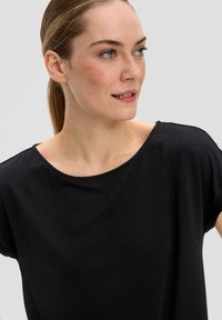 s.Oliver BLACK LABEL MIT ÜBERSCHNITTENER SCHULTER - T-shirt basic - schwarz