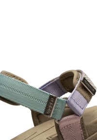 sandal med en beige sula och flerfärgade remmar i ljusblått, lila och brunt, med metallbranding och texturerade accenter.