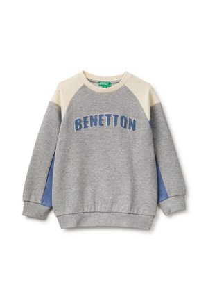 Sudadera gris con paneles azules y crema en las mangas, puños y bajo acanalados, y letras azules texturizadas "BENETTON" en la parte delantera.