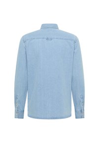 Jasnoniebieska koszula dżinsowa z kołnierzykiem, długimi rękawami, zapięciami na guziki przy mankietach oraz prostym karczkiem z tyłu. Miękka tekstura z minimalnymi detalami połaczeń.