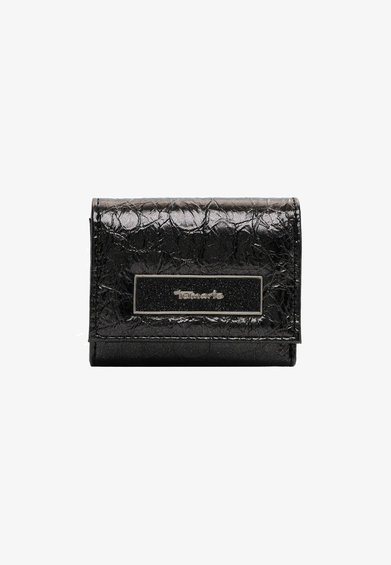 Cartera negra con textura, fabricada en material sintético, que presenta una placa de logo plateada y un diseño compacto y rectangular con cierre de solapa.