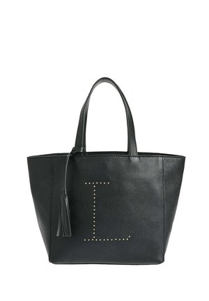 Sac en cuir noir avec deux poignées, détail en frange et clous dorés formant la lettre "L" sur le devant.