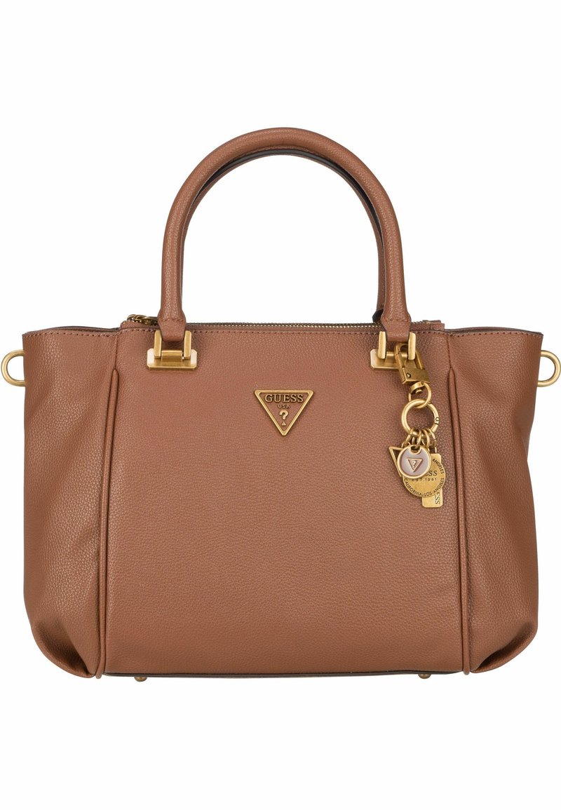 Sac à main Guess en cuir marron avec doubles poignées, ferrures dorées et logo triangulaire de la marque avec porte-clés en or attaché.