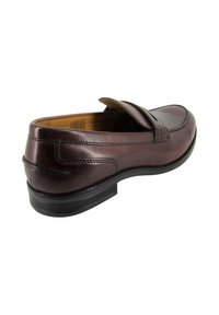 Mocassini in pelle marrone con finitura liscia, caratterizzati da un design cucito e una suola nera in gomma bassa. Stile slip-on con punta rotonda.