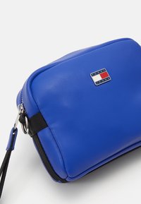 Tommy Jeans ARCHIVE CAMERA BAG - Bandolera - bright blue