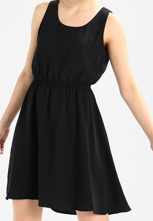 Robe noire sans manches avec décolleté arrondi, taille élastique et jupe évasée en tissu lisse.