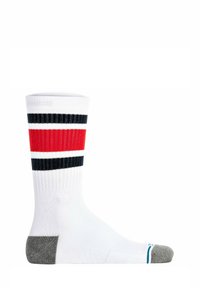 Weißer Socke mit roten, schwarzen und weißen horizontalen Streifen. Verfügt über graue Akzente an Ferse und Zehen. Hergestellt aus geripptem Stoff für mehr Textur.