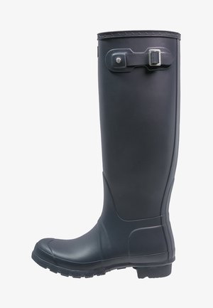 Juodas guminis kelio ilgio batai su lygiu paviršiumi, šone su sagtimi ir su griovelių padu geresniam sukibimui.