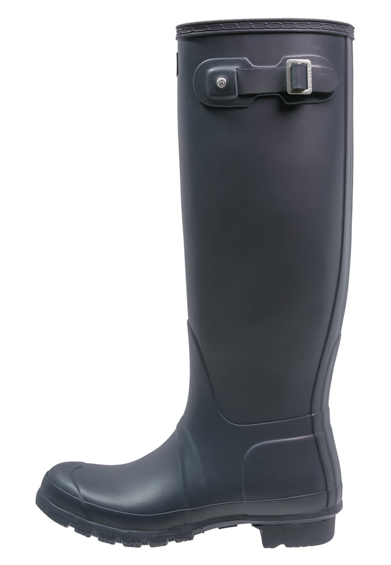 Botas de goma negras por encima de la rodilla con una textura suave, detalle de hebilla en el lateral y una suela estriada para mayor tracción.