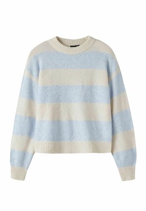Pull en maille douce avec larges rayures horizontales bleu clair et crème, doté d'un col rond et de poignets et ourlet côtelés.