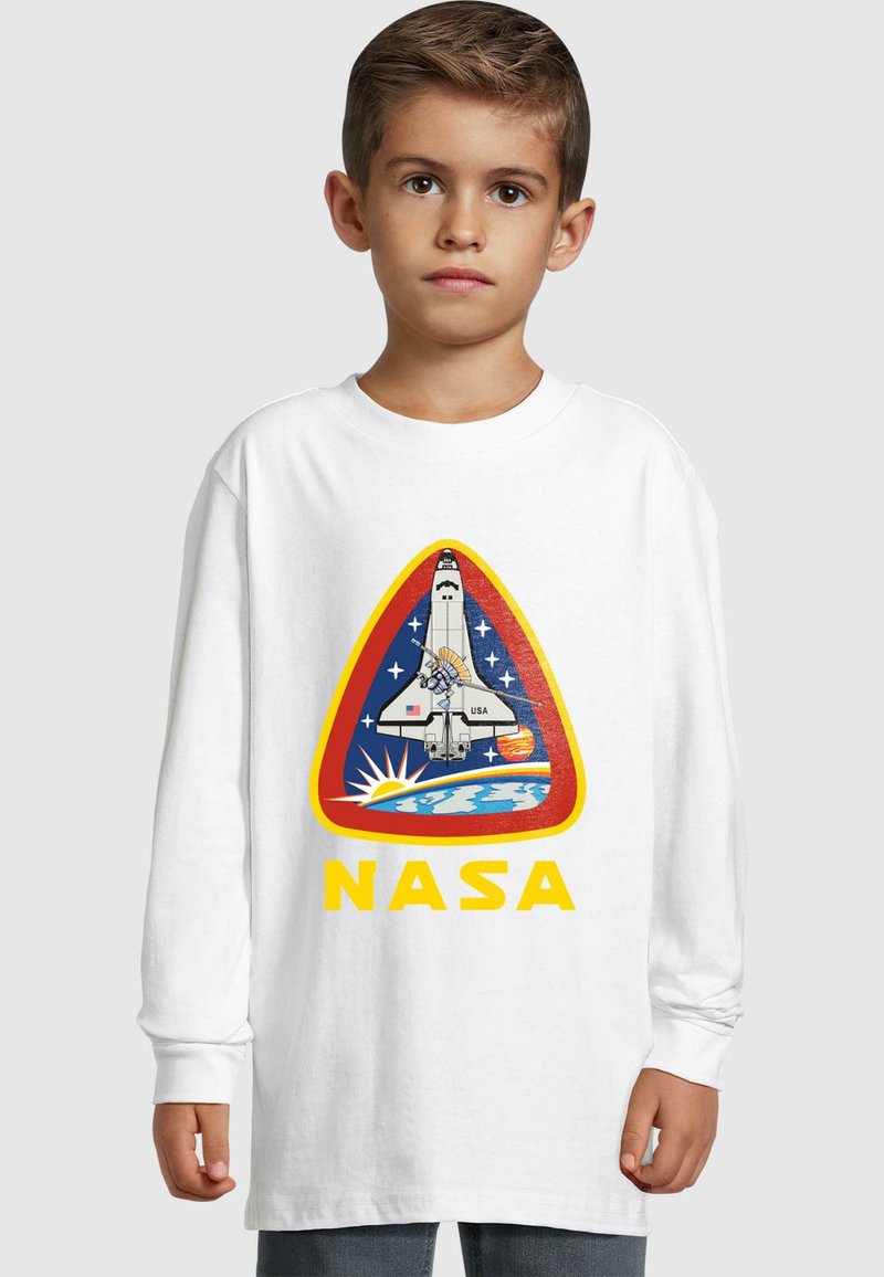 Langärmliges weißes T-Shirt mit einem bunten NASA-Motiv, das einen Space Shuttle, Sterne und Planeten zeigt, und "NASA" in Gelb auffällig darstellt.