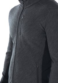 Giacca a zip grigia scura realizzata in tessuto strutturato, con colletto alto e tasche laterali con zip, dal design aderente e dettagli delle cuciture in contrasto.