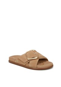Sandalo slide in suede beige con una ampia fascia incrociata, grande fibbia dorata come accentuazione e soletta imbottita per il comfort.