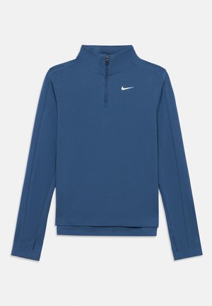 Pulover sportiv albastru cu mâneci lungi, fermoar de un sfert la guler și logo-ul alb Nike Swoosh pe partea stângă a pieptului.