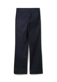 Pantalones de mezclilla de color azul oscuro con corte recto, que cuentan con una cinturilla, pasadores para cinturón y una textura sutil. Sin bolsillos visibles ni adornos.