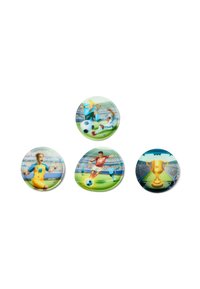 Set van vier cirkelvormige pins met voetbalthema's, spelers in levendige uniformen, een voetbal en een trofee, met glanzende afwerkingen.