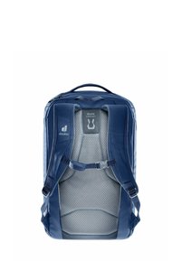 Mochila azul marino con correas acolchadas, soporte trasero de malla y logo. Cuenta con correas ajustables y una asa de transporte en la parte superior. Diseño ligero.