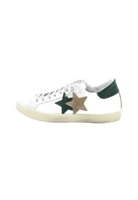 Sneaker bianco in pelle con applicazioni di stelle verdi e marroni, lacci grigi e suola in gomma. Il tallone posteriore presenta un accento verde.