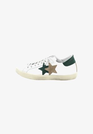 Sneaker bianco in pelle con applicazioni di stelle verdi e marroni, lacci grigi e suola in gomma. Il tallone posteriore presenta un accento verde.