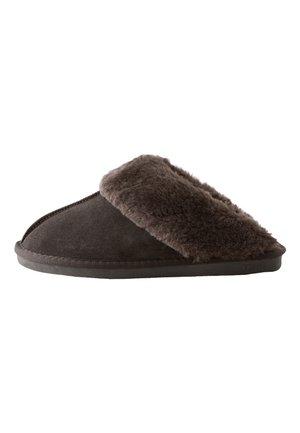 Pantofole slip-on marrone scuro con morbida e pelosa fodera in pelliccia intorno all'apertura e suola in gomma piatta.