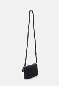 Borsa a tracolla nera con una forma rettangolare elegante, realizzata in tessuto testurizzato e pelle, dotata di una tracolla regolabile e accessori in argento.