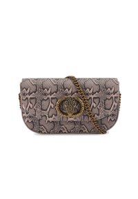 Borsa a tracolla in similpelle pitonata rosa e marrone. Presenta dettagli in oro e una chiusura decorativa. La tracolla a catena aggiunge versatilità.