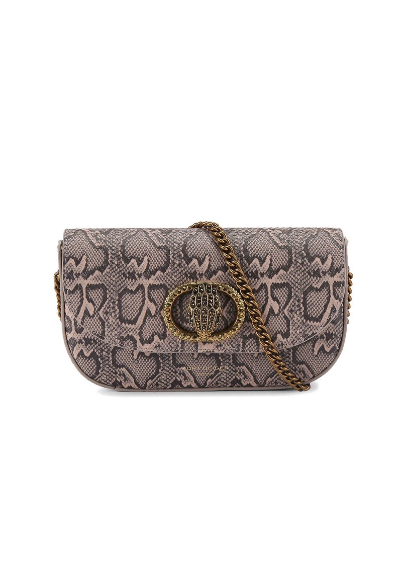 Borsa a tracolla in similpelle pitonata rosa e marrone. Presenta dettagli in oro e una chiusura decorativa. La tracolla a catena aggiunge versatilità.