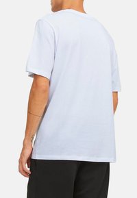 White short-sleeve t-shirt with a round neckline, made of soft fabric. Features a relaxed fit and a plain back without any visible graphics or patterns.