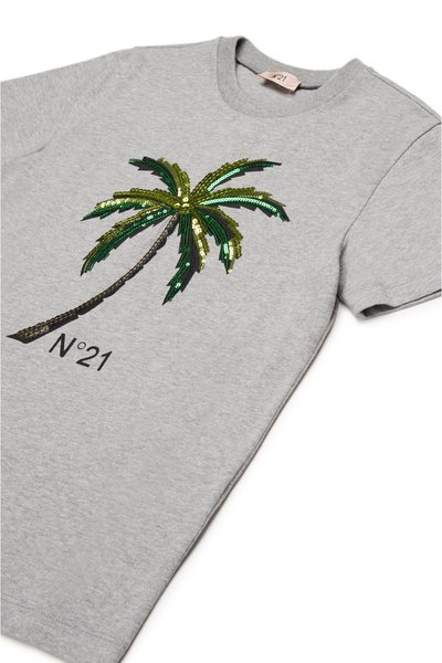 Camiseta de algodón gris con un diseño de palmera hecho de lentejuelas en verde y negro, con el texto "N°21" impreso debajo de la gráfica.